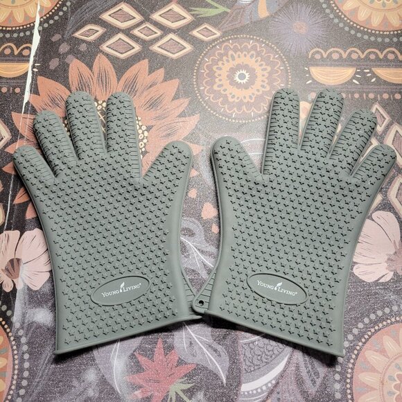 Young Living Gray Heat Resistant Slip On Silicone Gloves - Picture 1 of 4